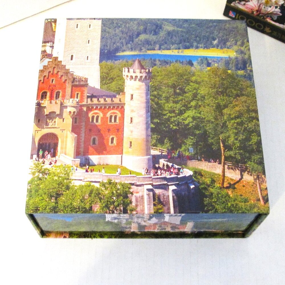 NWOT Keepsakes 500 pieces Neuschwanstine Castle puzzle with magnetic closure